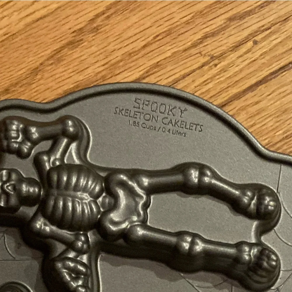 Williams Sonoma Nordic Ware Spooky Skeleton Cakelet Pan - NEW